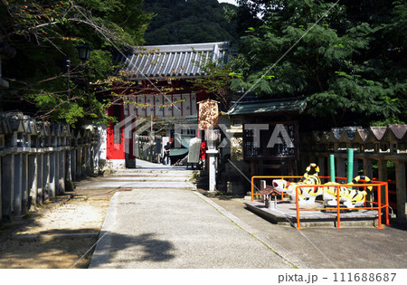 朝護孫子寺　赤門　奈良県生駒郡信貴山 111688687