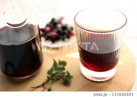 おしゃれなグラスに注いだグレープジュース 111688885