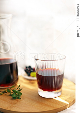 おしゃれなグラスに注いだグレープジュース 111688893