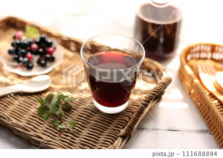 藤トレイにグラスに注いだグレープジュース 藤トレイにグラスに注いだグレープジュース 111688894