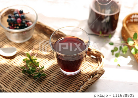 藤トレイにグラスに注いだグレープジュース 藤トレイにグラスに注いだグレープジュース 111688905