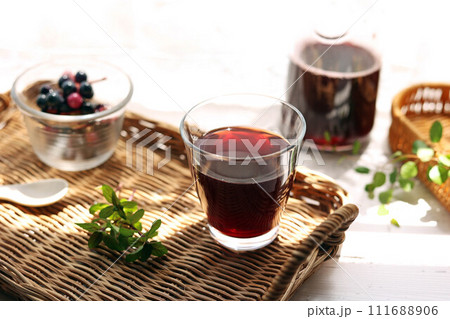 藤トレイにグラスに注いだグレープジュース 藤トレイにグラスに注いだグレープジュース 111688906