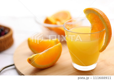 新鮮なオレンジとグラスに注いだオレンジジュース 111688911