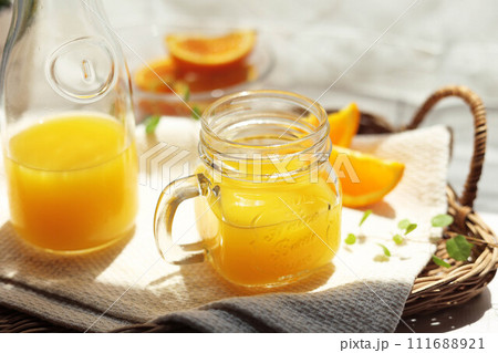 メイソンジャーに注いだオレンジジュース メイソンジャーに注いだオレンジジュース 111688921