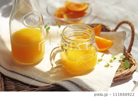 メイソンジャーに注いだオレンジジュース 111688922