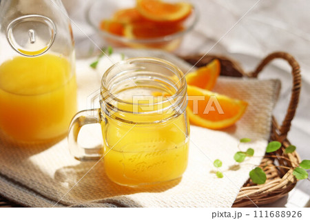 メイソンジャーに注いだオレンジジュース メイソンジャーに注いだオレンジジュース 111688926