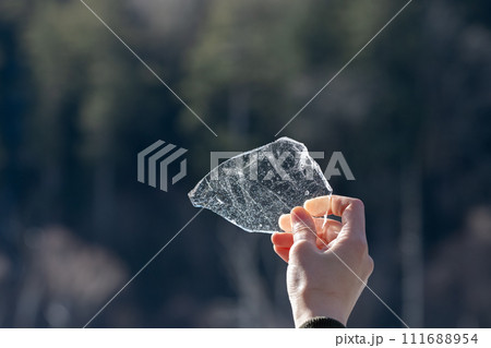 冬の池で氷の欠片を持つ 111688954