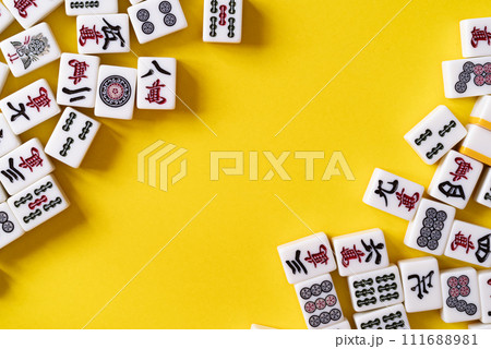 並ぶマージャン牌 並ぶマージャン牌 111688981