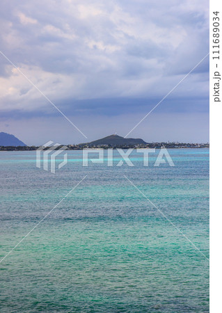 展望スポットから眺めるハワイのカラマビーチの絶景 展望スポットから眺めるハワイのカラマビーチの絶景 111689034