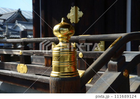 秋の東寺 御影堂の欄干の装飾金具 東寺京都市南区 秋の東寺 御影堂の欄干の装飾金具 東寺京都市南区 111689124
