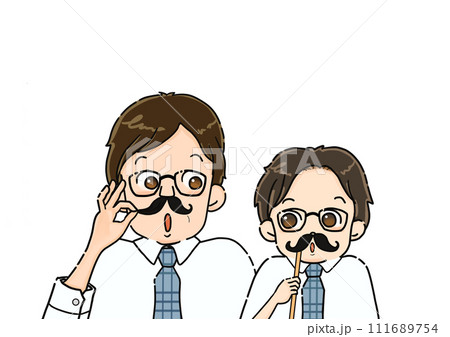 髭の生えた眼鏡をかけているお父さんと息子が仲良く並んでいる。子どもは父親の真似をしている。 111689754