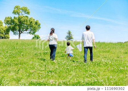 草原で遊ぶ家族　親子イメージ 111690302
