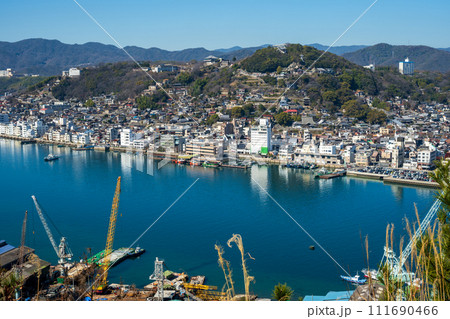 日本の広島県尾道市の向島から見た美しい尾道水道 日本の広島県尾道市の向島から見た美しい尾道水道 111690466