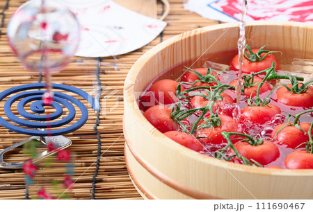 枝付きで鮮度の良いトマト 111690467