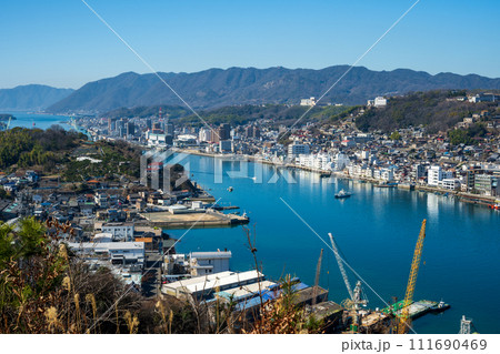 日本の広島県尾道市の向島から見た美しい尾道水道 日本の広島県尾道市の向島から見た美しい尾道水道 111690469