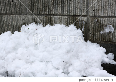溶け始めた道路の雪 溶け始めた道路の雪 111690914