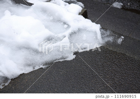 溶け始めた道路の雪 溶け始めた道路の雪 111690915