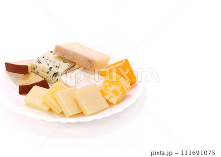 チーズ盛り合わせ　明るい背景　ゴーダ　チェダーなど 111691075