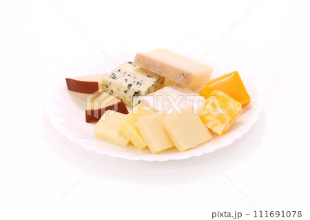 チーズ盛り合わせ　明るい背景　ゴーダ　チェダーなど 111691078