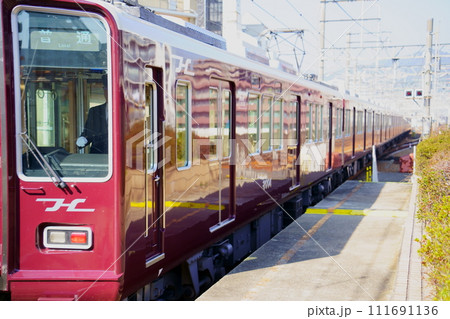 池田駅を出発する阪急電車(宝塚線) 池田駅を出発する阪急電車(宝塚線) 111691136
