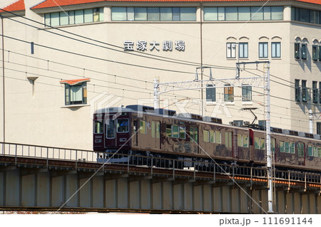 武庫川橋梁を渡る阪急電車(今津線)と宝塚大劇場/兵庫県宝塚市 武庫川橋梁を渡る阪急電車(今津線)と宝塚大劇場/兵庫県宝塚市 111691144