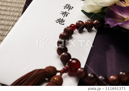お布施と数珠 111691371