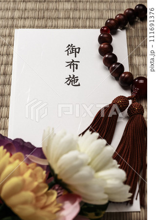 お布施と数珠 111691376