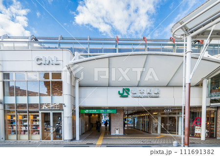 「神奈川県」桜木町駅北改札東口の風景・横浜市 111691382