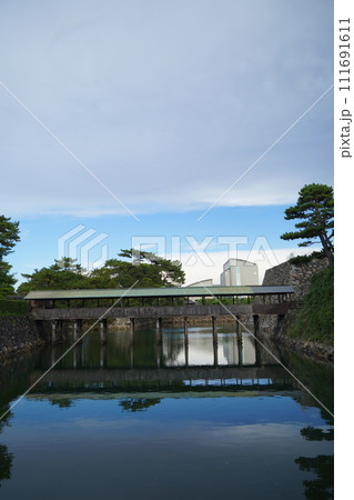日本の四国、香川県にあるお城の跡、高松城。玉藻公園。 111691611