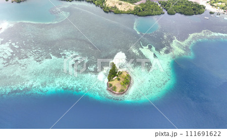 インドネシアコモド国立公園のケロール島から絶景を空撮011 111691622