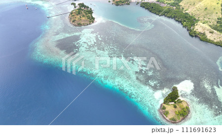 インドネシアコモド国立公園のケロール島から絶景を空撮012 インドネシアコモド国立公園のケロール島から絶景を空撮012 111691623