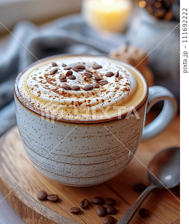 生クリームとココアパウダーでトッピングされたコーヒー 111692222