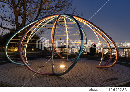 バレンタインデーに愛を誓う若いカップル 神戸市中央区諏訪山公園にて バレンタインデーに愛を誓う若いカップル 神戸市中央区諏訪山公園にて 111692288