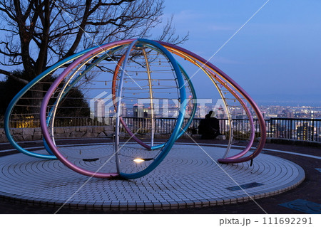 バレンタインデーに愛を誓う若いカップル 神戸市中央区諏訪山公園にて バレンタインデーに愛を誓う若いカップル 神戸市中央区諏訪山公園にて 111692291