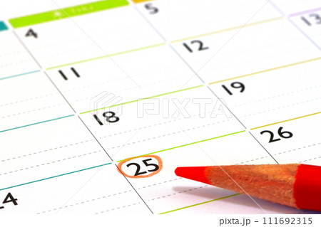 カレンダーと25日（給料日・締切日イメージ） 111692315