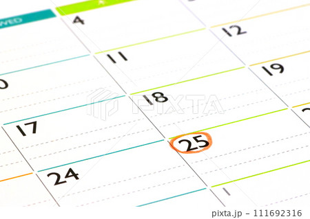 カレンダーと25日(給料日・締切日イメージ) カレンダーと25日(給料日・締切日イメージ) 111692316