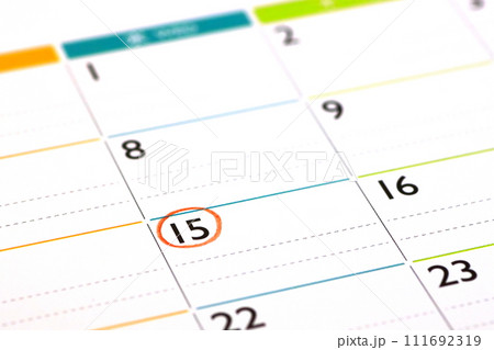 カレンダーと15日（年金支給日・給料日イメージ） 111692319