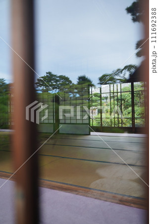日本の四国、香川県、高松にある玉藻公園の披雲閣。たまも公園にある古い日本建築の家屋。 日本の四国、香川県、高松にある玉藻公園の披雲閣。たまも公園にある古い日本建築の家屋。 111692388