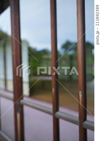 日本の四国、香川県、高松にある玉藻公園の披雲閣。たまも公園にある古い日本建築の家屋。 111692389