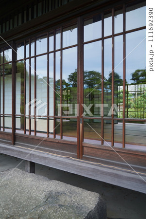 日本の四国、香川県、高松にある玉藻公園の披雲閣。たまも公園にある古い日本建築の家屋。 111692390