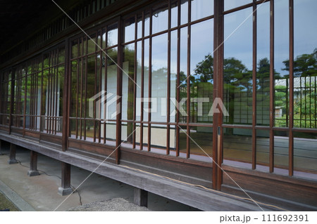 日本の四国、香川県、高松にある玉藻公園の披雲閣。たまも公園にある古い日本建築の家屋。 111692391