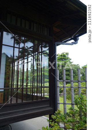日本の四国、香川県、高松にある玉藻公園の披雲閣。たまも公園にある古い日本建築の家屋。 111692392