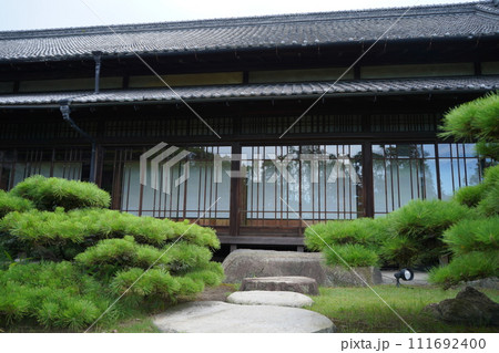 日本の四国、香川県、高松にある玉藻公園の披雲閣。たまも公園にある古い日本建築の家屋。 日本の四国、香川県、高松にある玉藻公園の披雲閣。たまも公園にある古い日本建築の家屋。 111692400