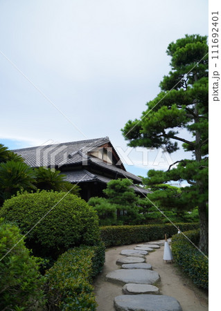 日本の四国、香川県、高松にある玉藻公園の披雲閣。たまも公園にある古い日本建築の家屋。 日本の四国、香川県、高松にある玉藻公園の披雲閣。たまも公園にある古い日本建築の家屋。 111692401