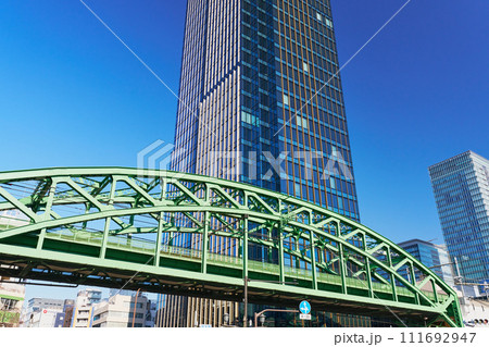 東京　神田の風景　昌平橋交差点と松住町架道橋 111692947