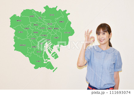 東京23区を確認する女性 東京23区を確認する女性 111693074