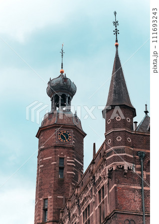 オランダの街にある教会 111693243
