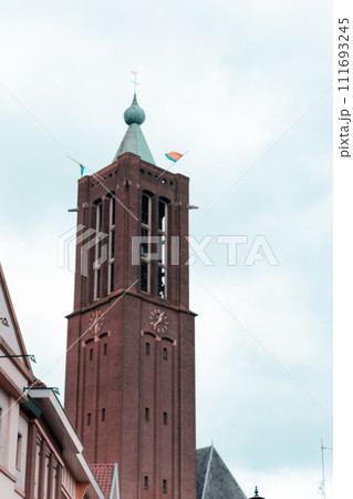 オランダの街にある教会 111693245