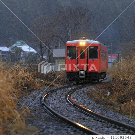雨降る晩秋の只見線 111693648