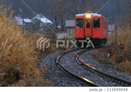 雨降る晩秋の只見線 雨降る晩秋の只見線 111693649